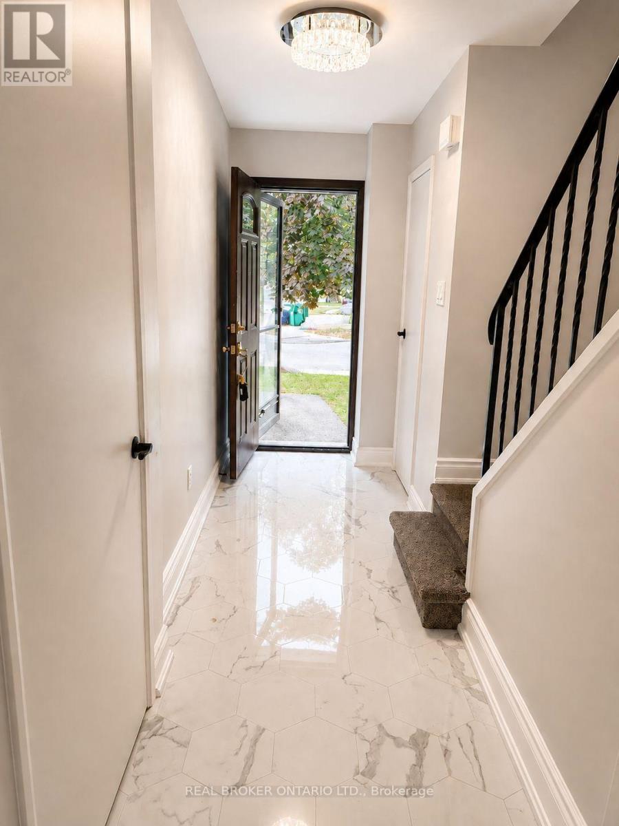 8 - 1485 Gulleden Drive, Mississauga, Ontario  L4X 2T2 - Photo 4 - W13683788