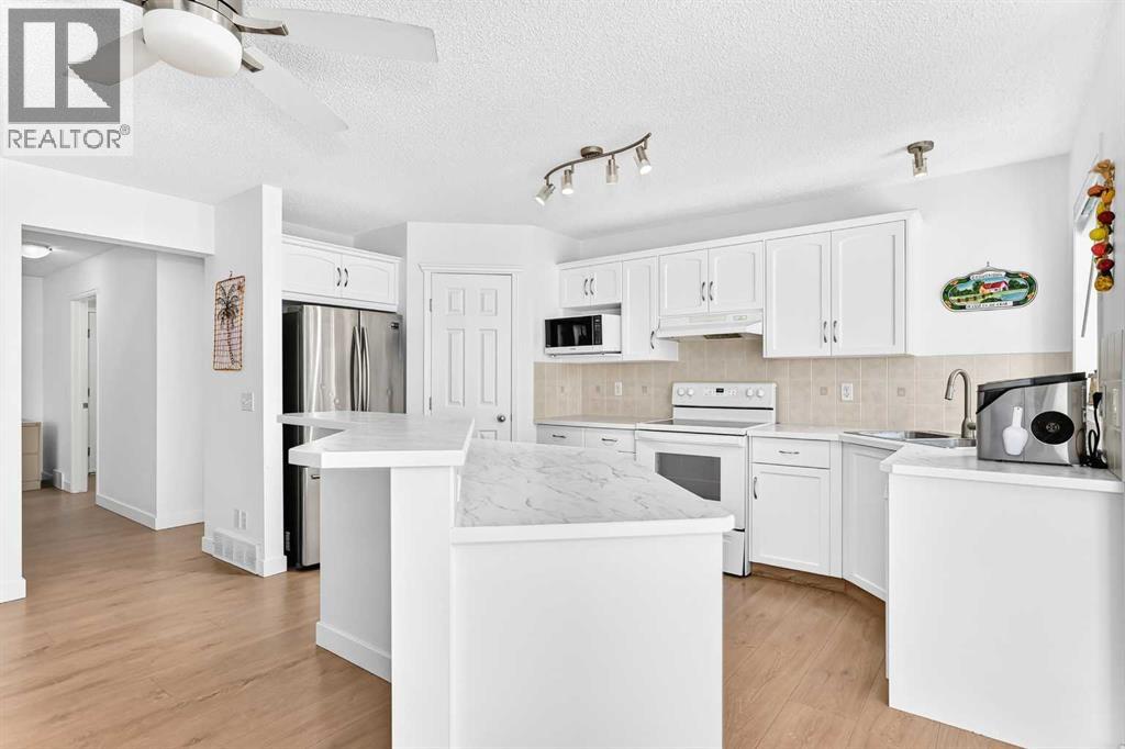124 West Lakeview Drive, Chestermere, Alberta  T1X 1J1 - Photo 11 - A2333041