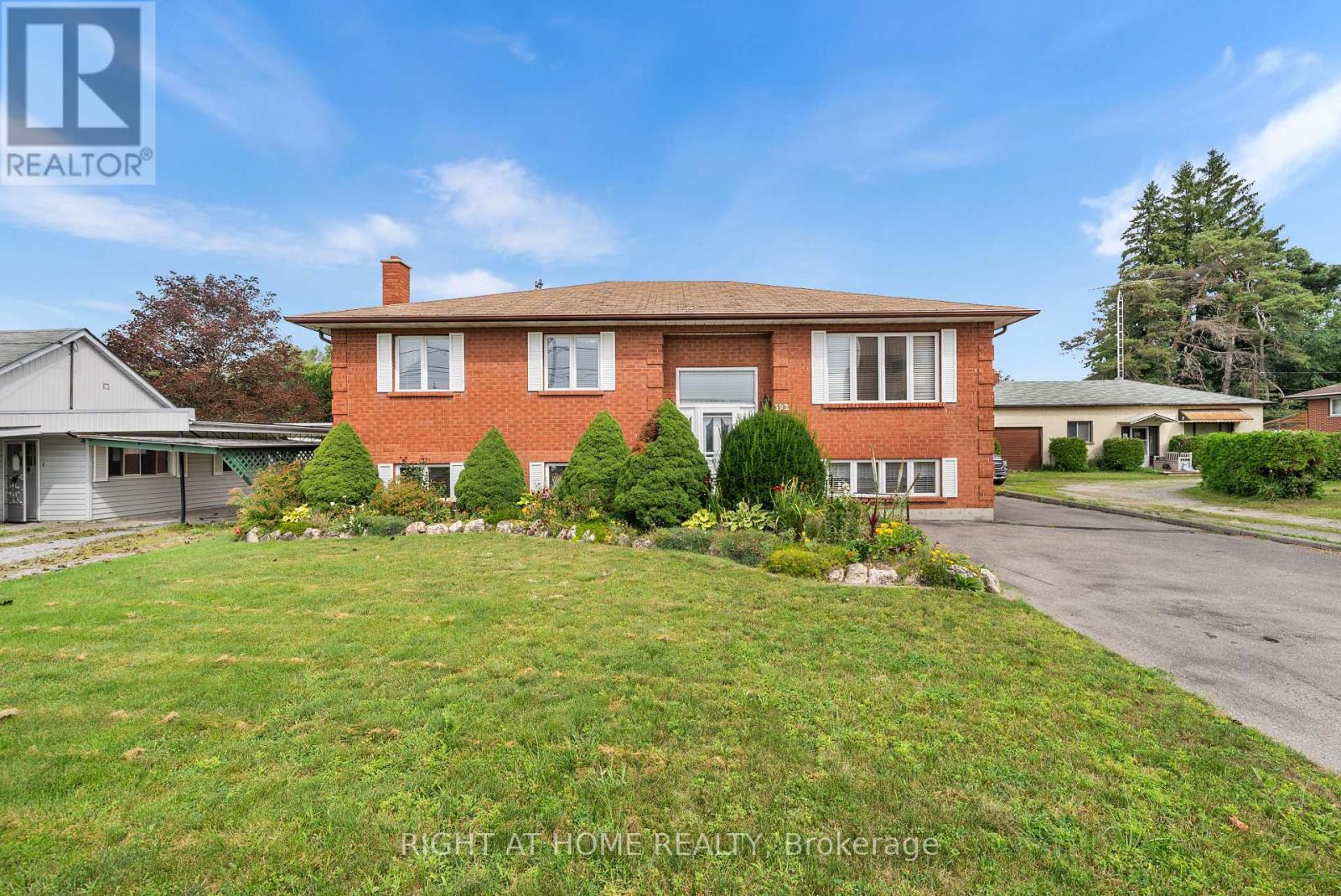 592 TAUNTON ROAD W, Oshawa, Ontario