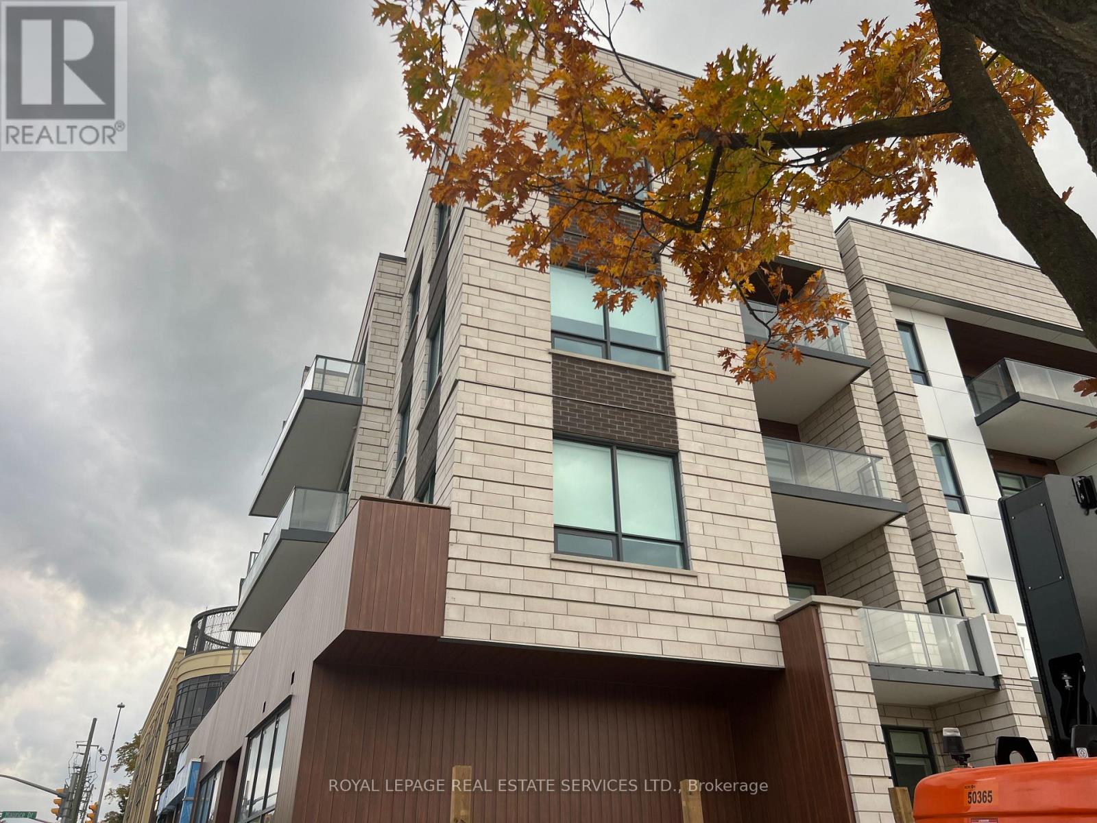 313 - 123 Maurice Drive, Oakville, Ontario  L6K 2W6 - Photo 2 - W13706688