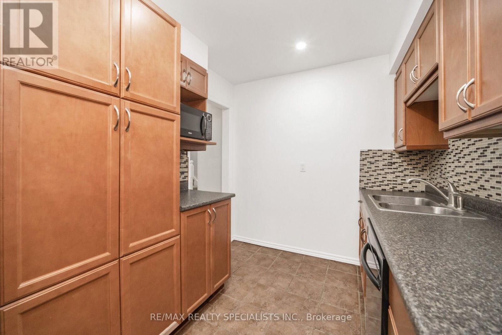 20 Enmount Drive, Brampton, Ontario  L6T 4C8 - Photo 12 - W13088704