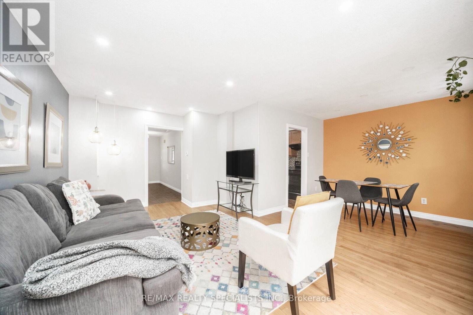 20 Enmount Drive, Brampton, Ontario  L6T 4C8 - Photo 4 - W13088704