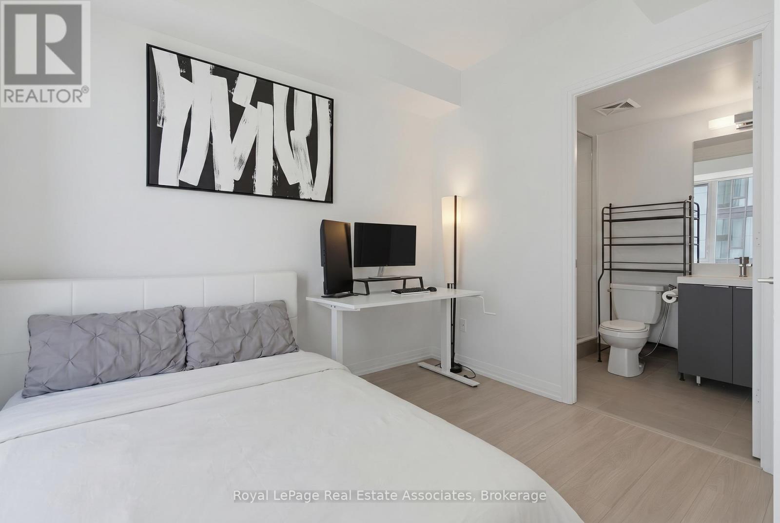 2403 - 8 Widmer Street, Toronto, Ontario  M5V 0W6 - Photo 12 - C13708814