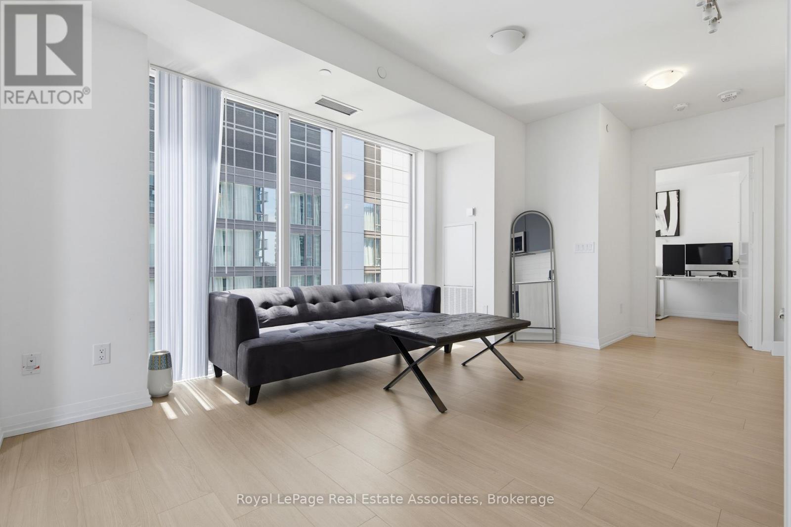 2403 - 8 Widmer Street, Toronto, Ontario  M5V 0W6 - Photo 8 - C13708814