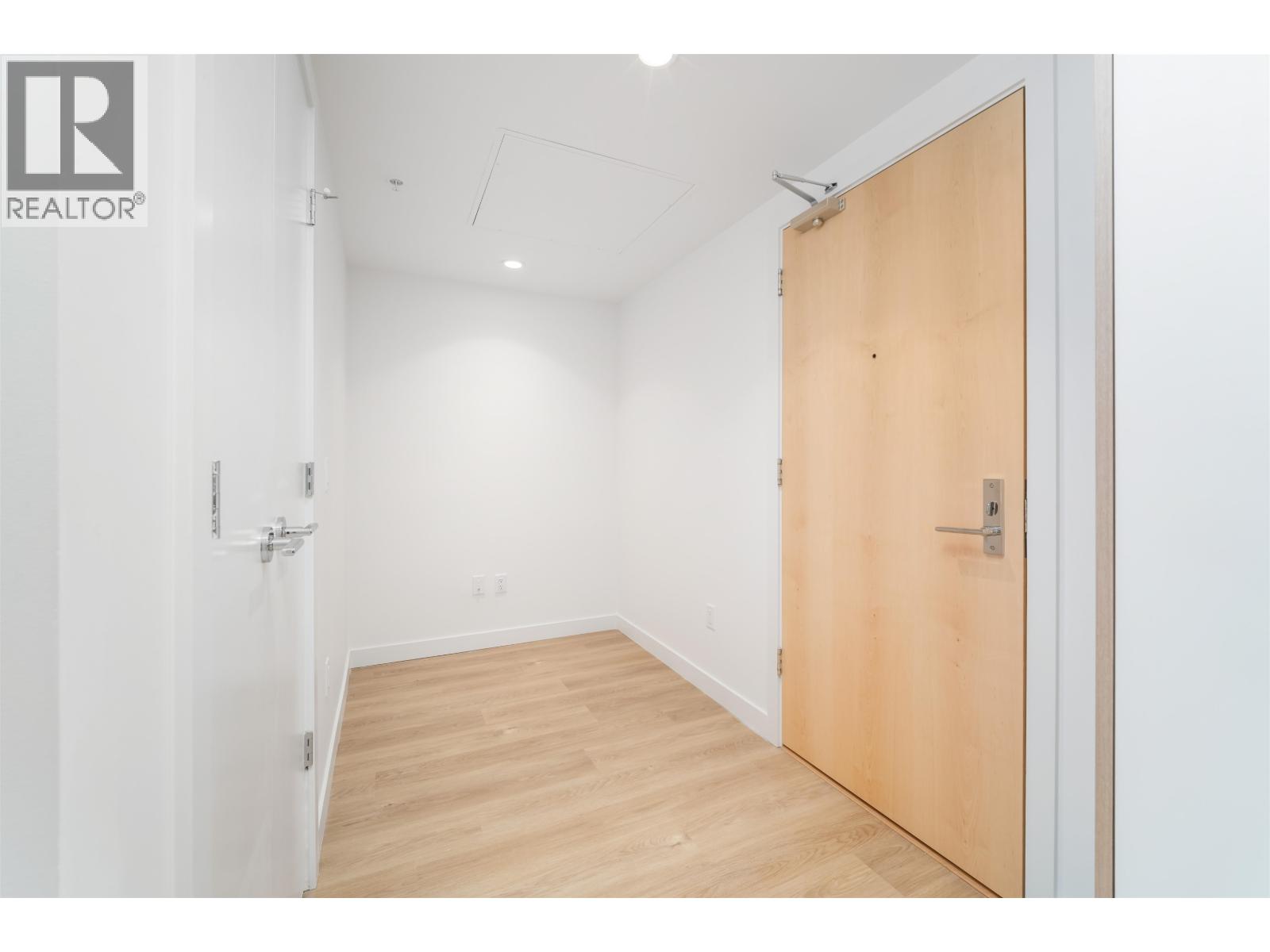 214 9888 University Crescent, Burnaby, British Columbia  V5A 0G4 - Photo 2 - R3158493