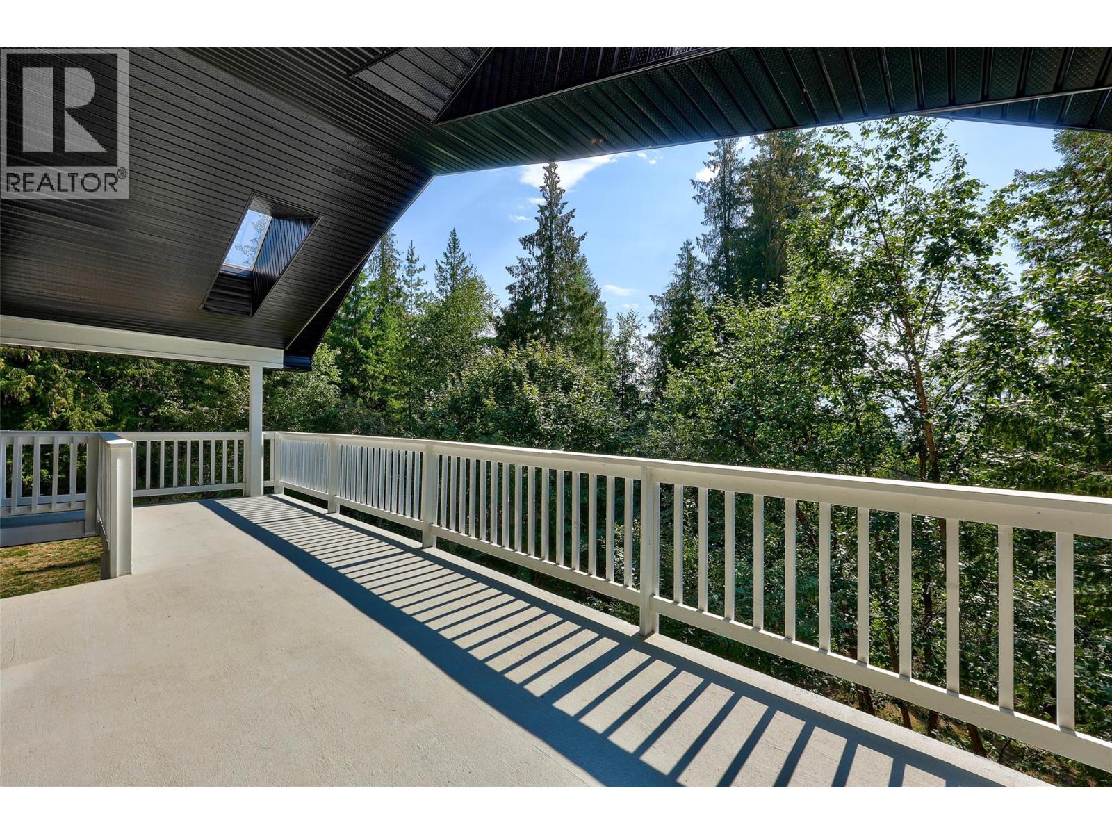 2725 Vickers Trail, Anglemont, British Columbia  V0E 1M8 - Photo 2 - 10385834