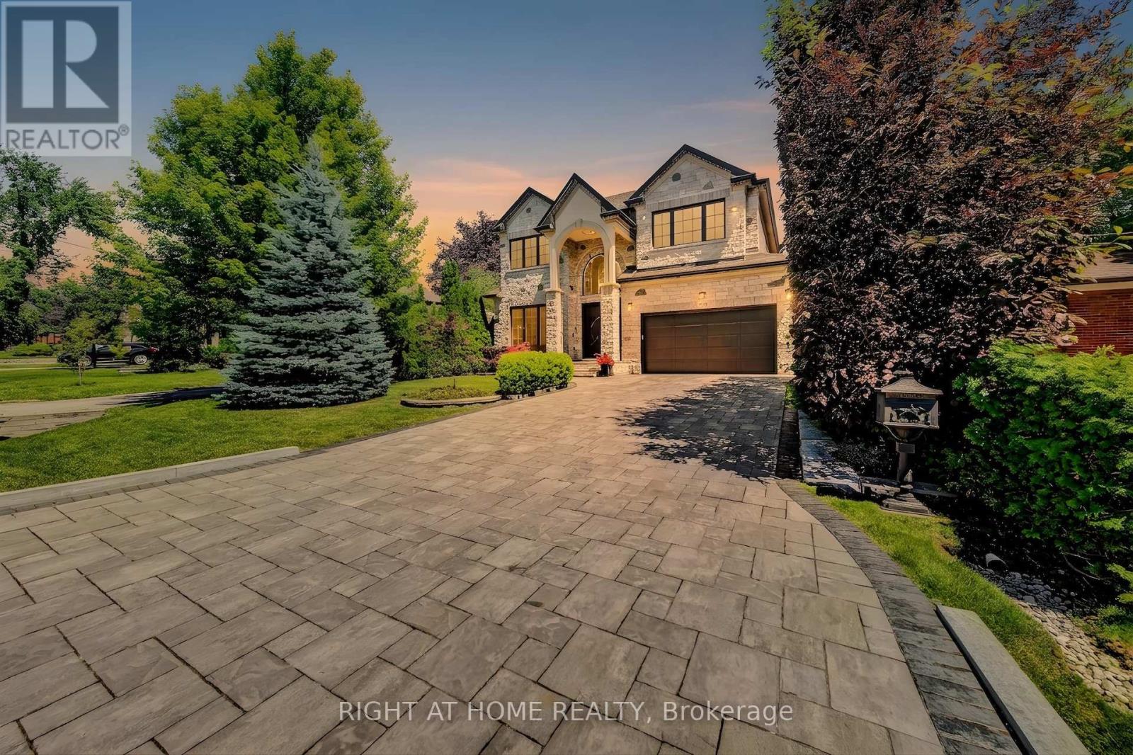 484 Avonwood Drive, Mississauga, Ontario  L5G 1Y9 - Photo 2 - W13536880