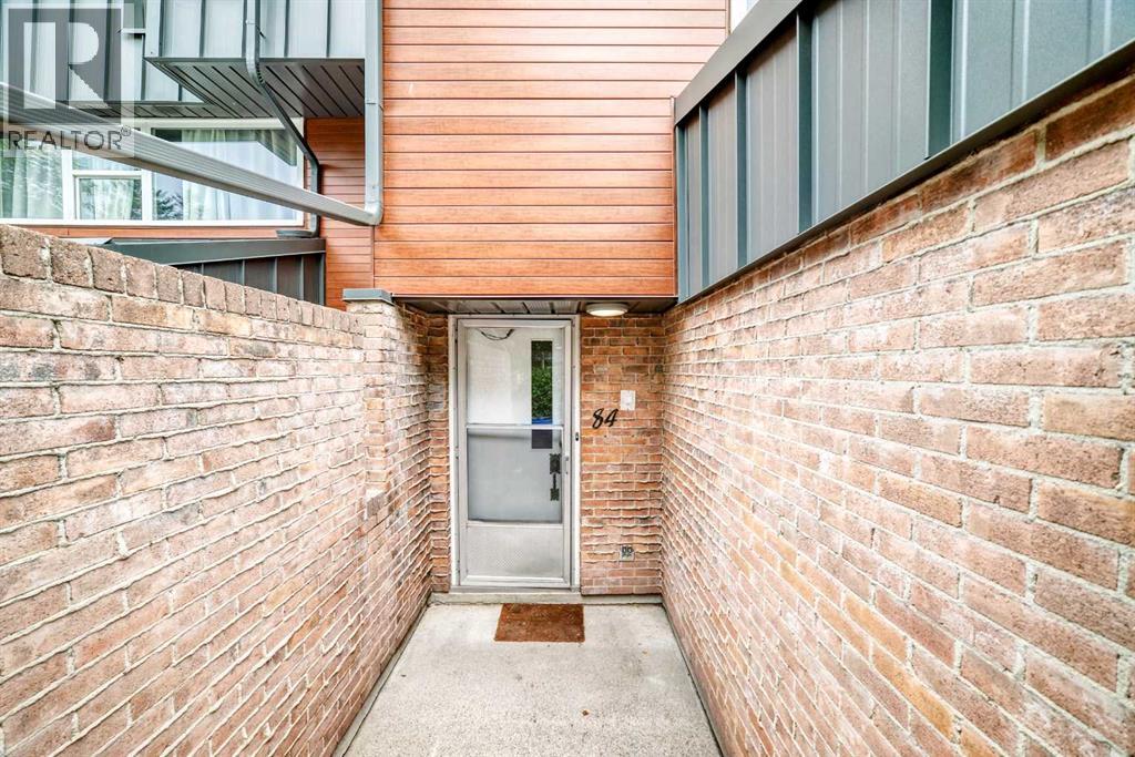 84 Brae Glen Lane SW, Calgary, Alberta  T2W 1B6 - Photo 2 - A2339552