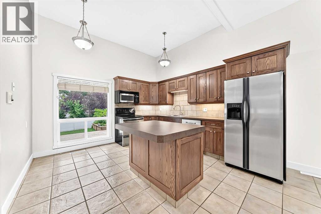 84 Brae Glen Lane SW, Calgary, Alberta  T2W 1B6 - Photo 6 - A2339552