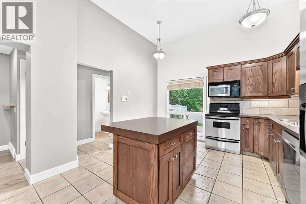 84 Brae Glen Lane SW, Calgary, Alberta  T2W 1B6 - Photo 7 - A2339552