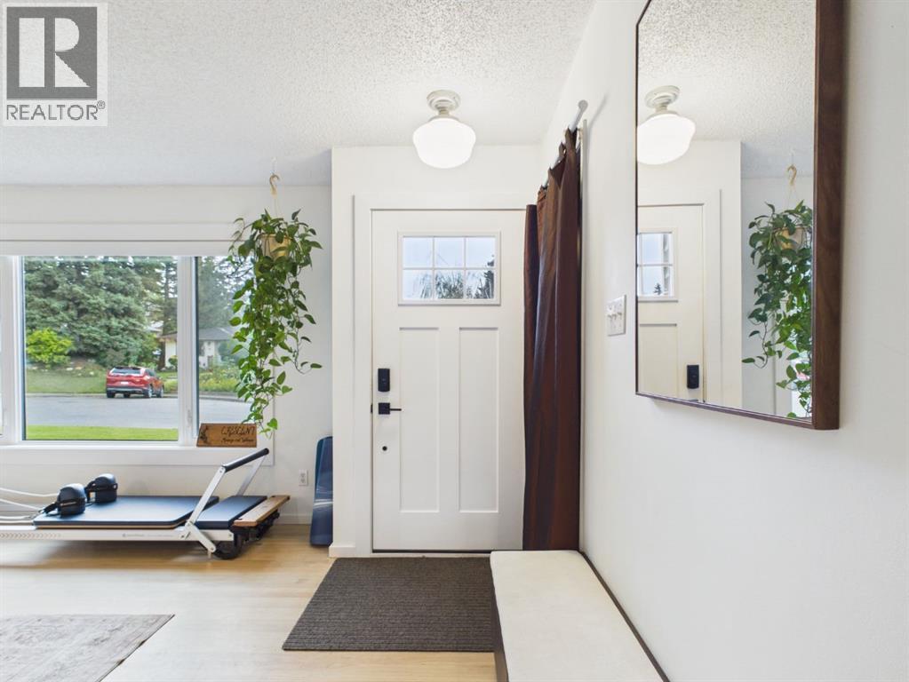 15 Hazelwood Crescent SW, Calgary, Alberta  T2V 3C1 - Photo 4 - A2339712