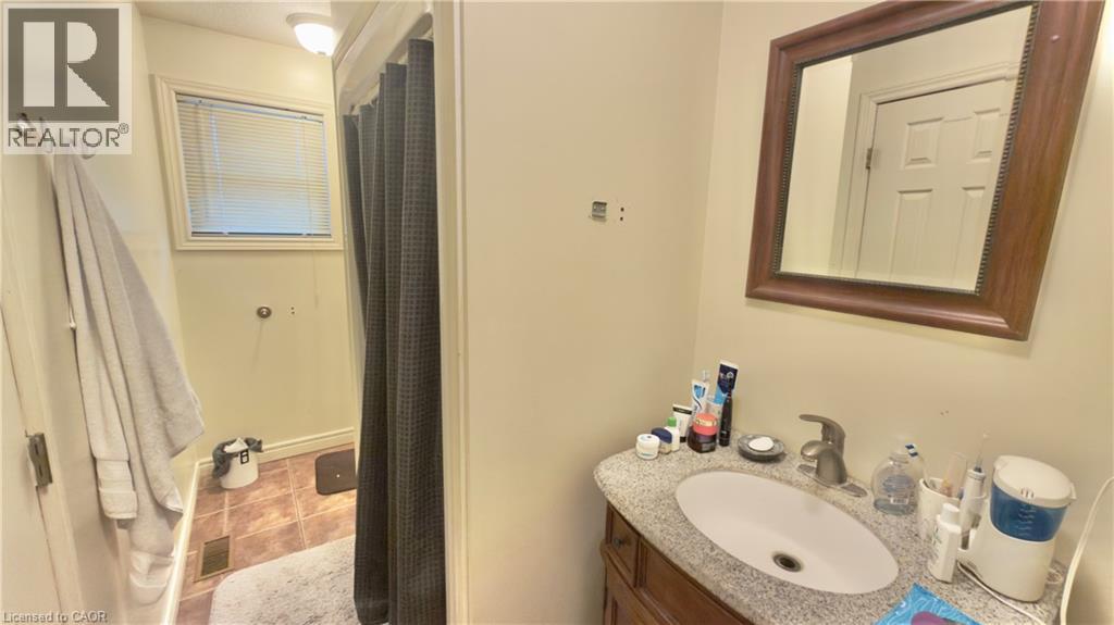 16 Marshall Street, Waterloo, Ontario  N2J 2T2 - Photo 8 - 40850963