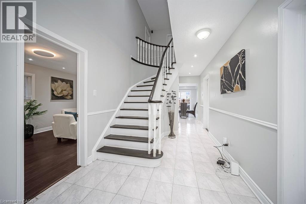 692 Huntington Ridge Drive, Mississauga, Ontario  L5R 1Z5 - Photo 9 - 40847596