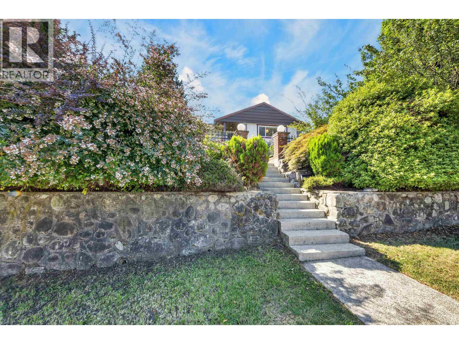 4116 Gilpin Crescent, Burnaby, British Columbia  V5G 2K2 - Photo 2 - R3158220