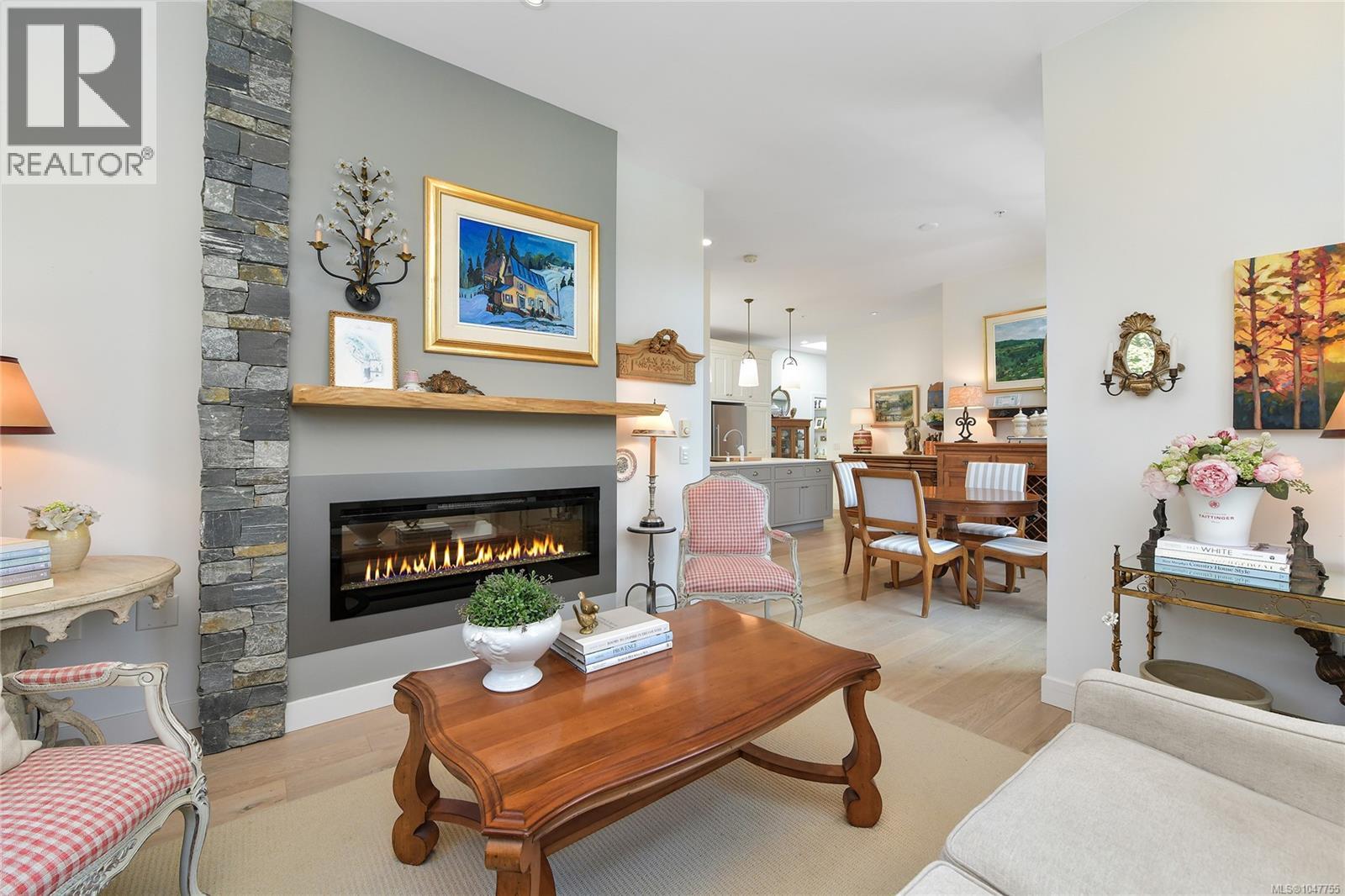 301 2580 Penrhyn St, Saanich, British Columbia  V8N 1G3 - Photo 4 - 1047755