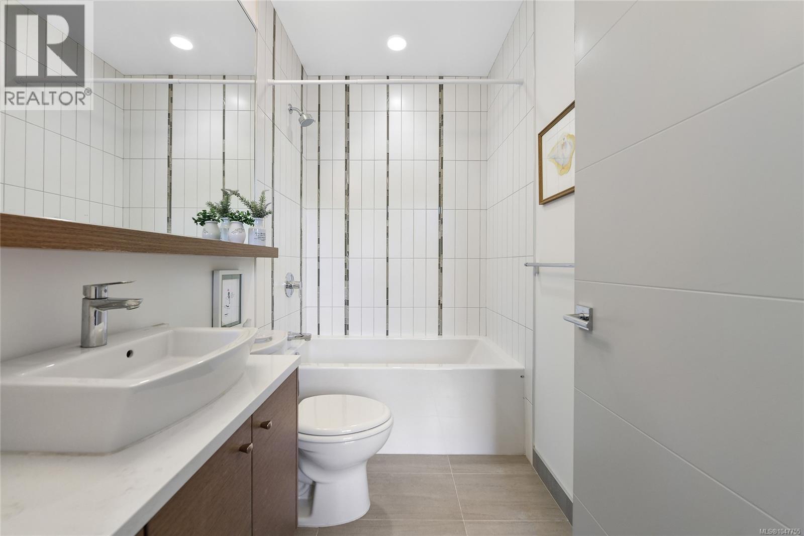 301 2580 Penrhyn St, Saanich, British Columbia  V8N 1G3 - Photo 41 - 1047755