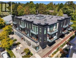 301 2580 Penrhyn St, Saanich, British Columbia