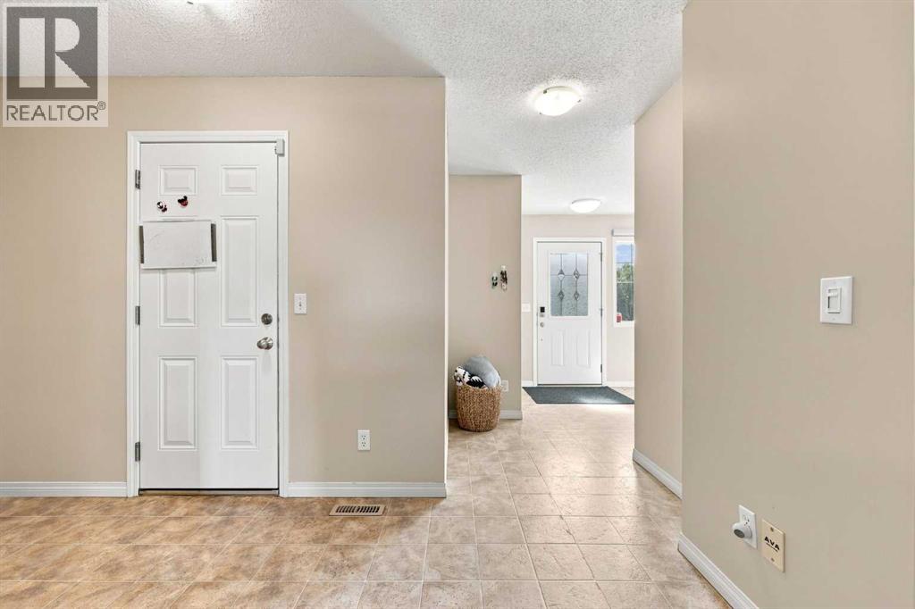 754 Luxstone Gate Sw, Airdrie, Alberta  T4B 0H3 - Photo 3 - A2337244