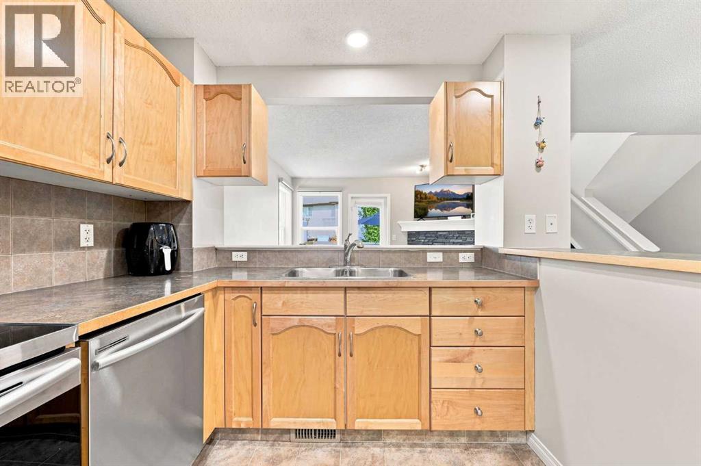 754 Luxstone Gate Sw, Airdrie, Alberta  T4B 0H3 - Photo 9 - A2337244