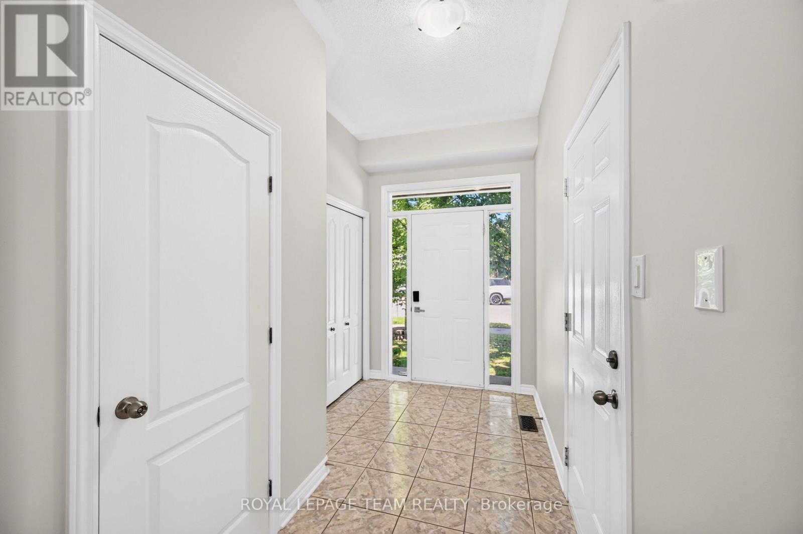 686 White Alder Avenue, Ottawa, Ontario  K1T 0E8 - Photo 3 - X13708948