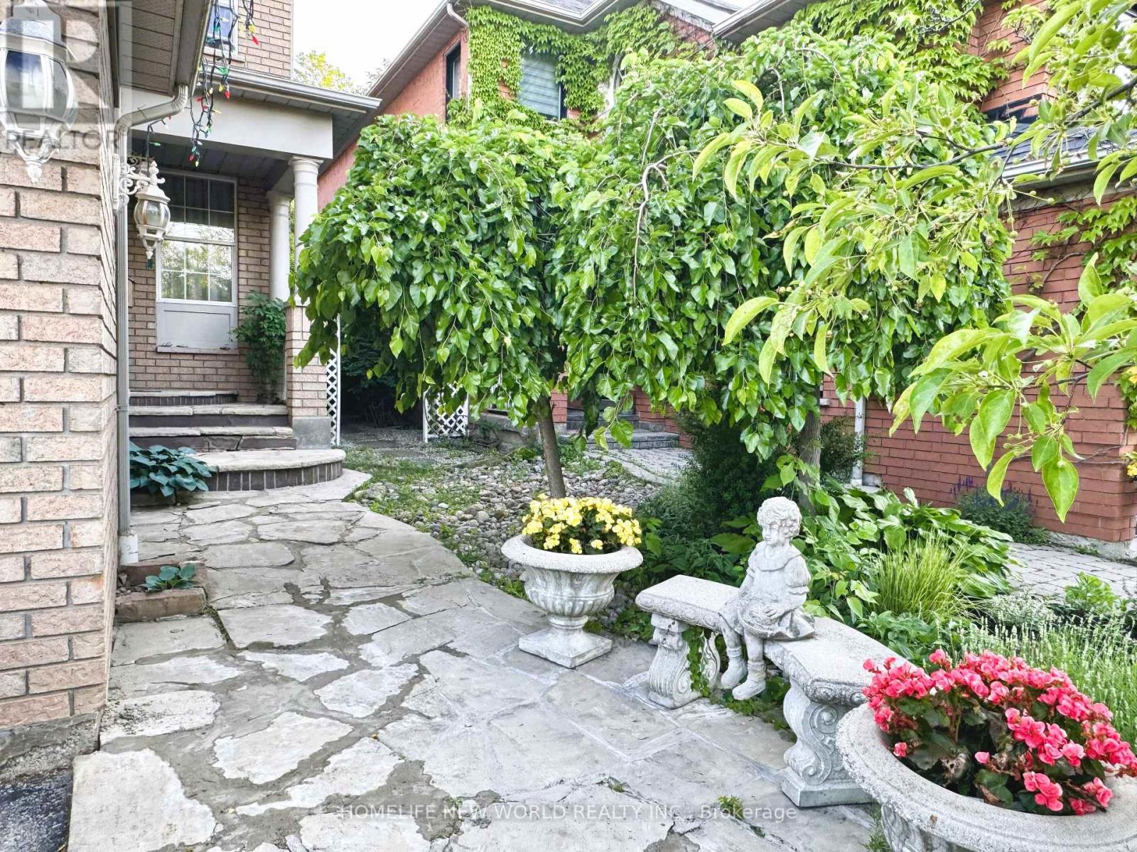 2326 Yorktown Circle, Mississauga, Ontario  L5M 5Y2 - Photo 2 - W13708964