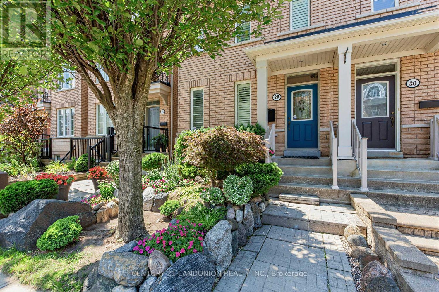 28 Herzberg Gardens, Toronto, Ontario  M3J 3P4 - Photo 2 - W13708990