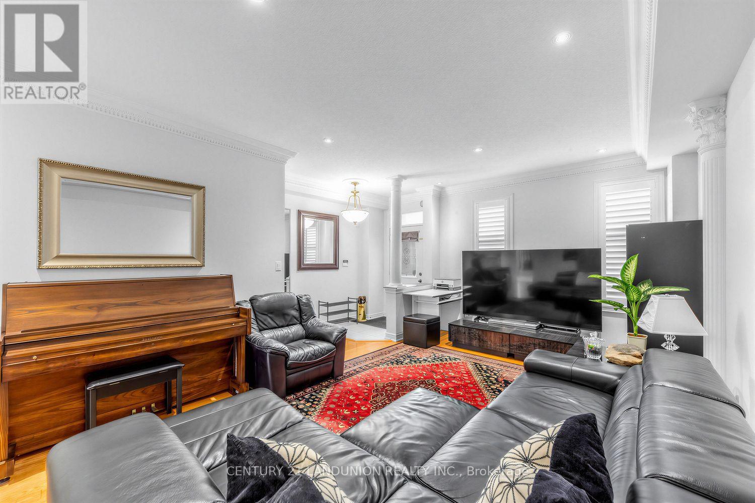 28 Herzberg Gardens, Toronto, Ontario  M3J 3P4 - Photo 5 - W13708990