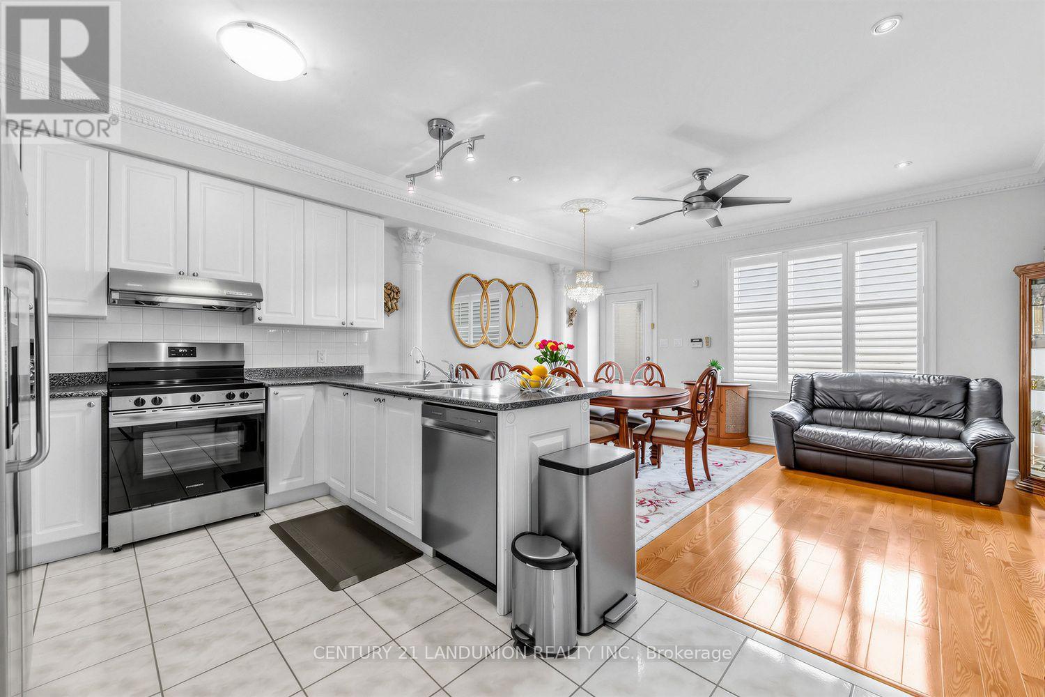 28 Herzberg Gardens, Toronto, Ontario  M3J 3P4 - Photo 7 - W13708990