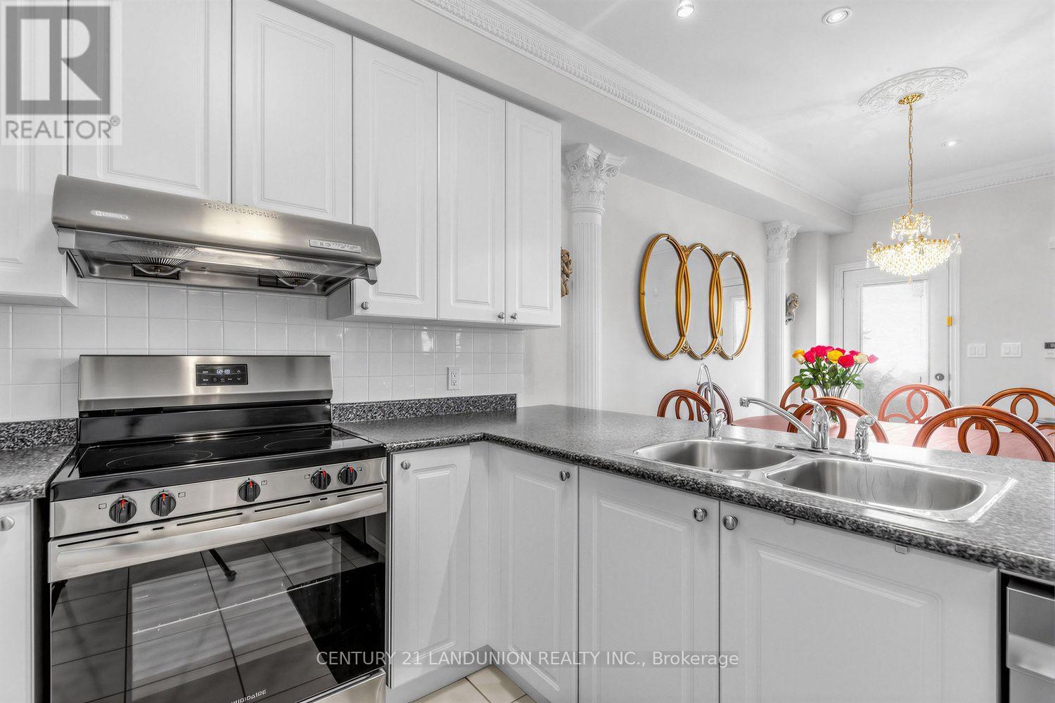 28 Herzberg Gardens, Toronto, Ontario  M3J 3P4 - Photo 8 - W13708990