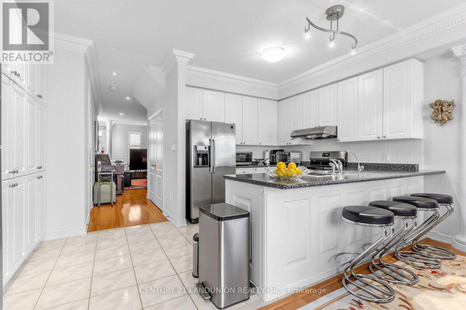 28 Herzberg Gardens, Toronto, Ontario  M3J 3P4 - Photo 9 - W13708990
