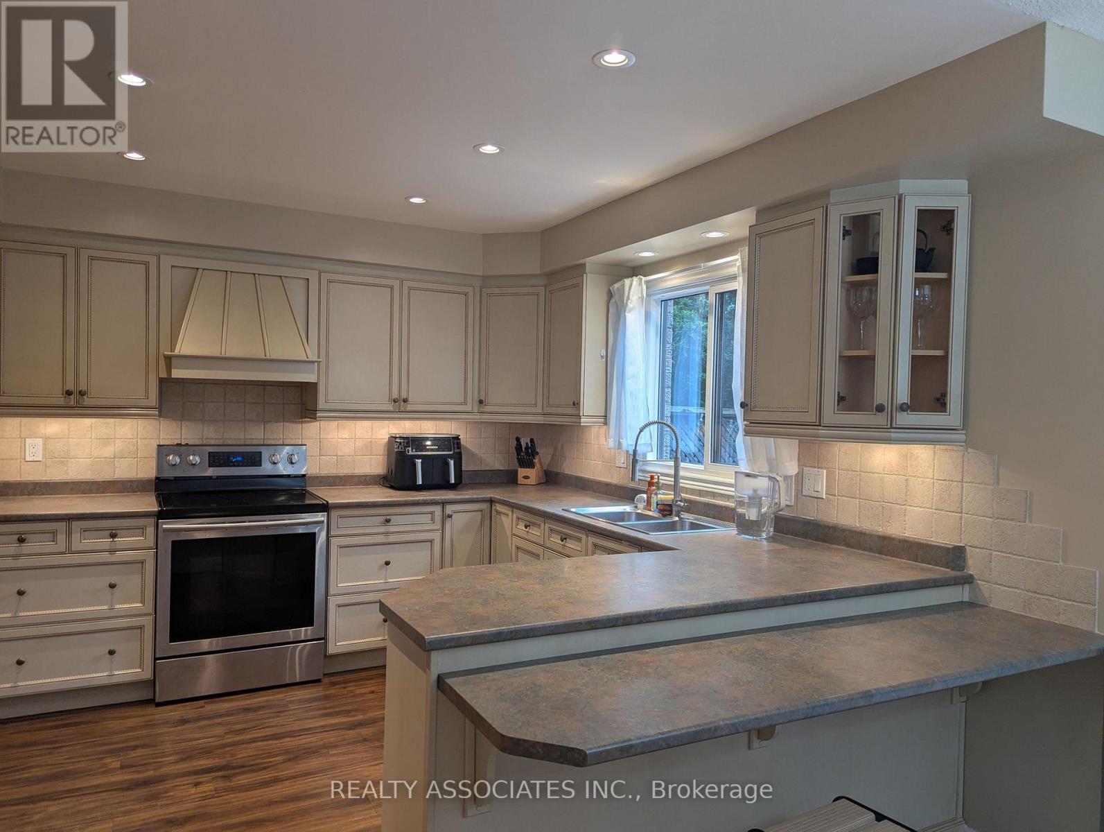 3279 Charlebrook Court, Mississauga, Ontario  L5L 5B4 - Photo 10 - W13709004