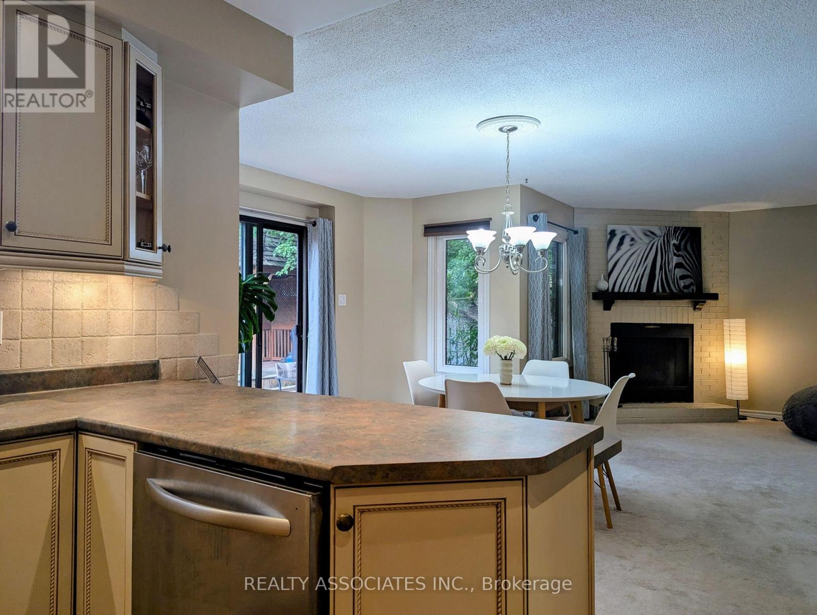 3279 Charlebrook Court, Mississauga, Ontario  L5L 5B4 - Photo 5 - W13709004