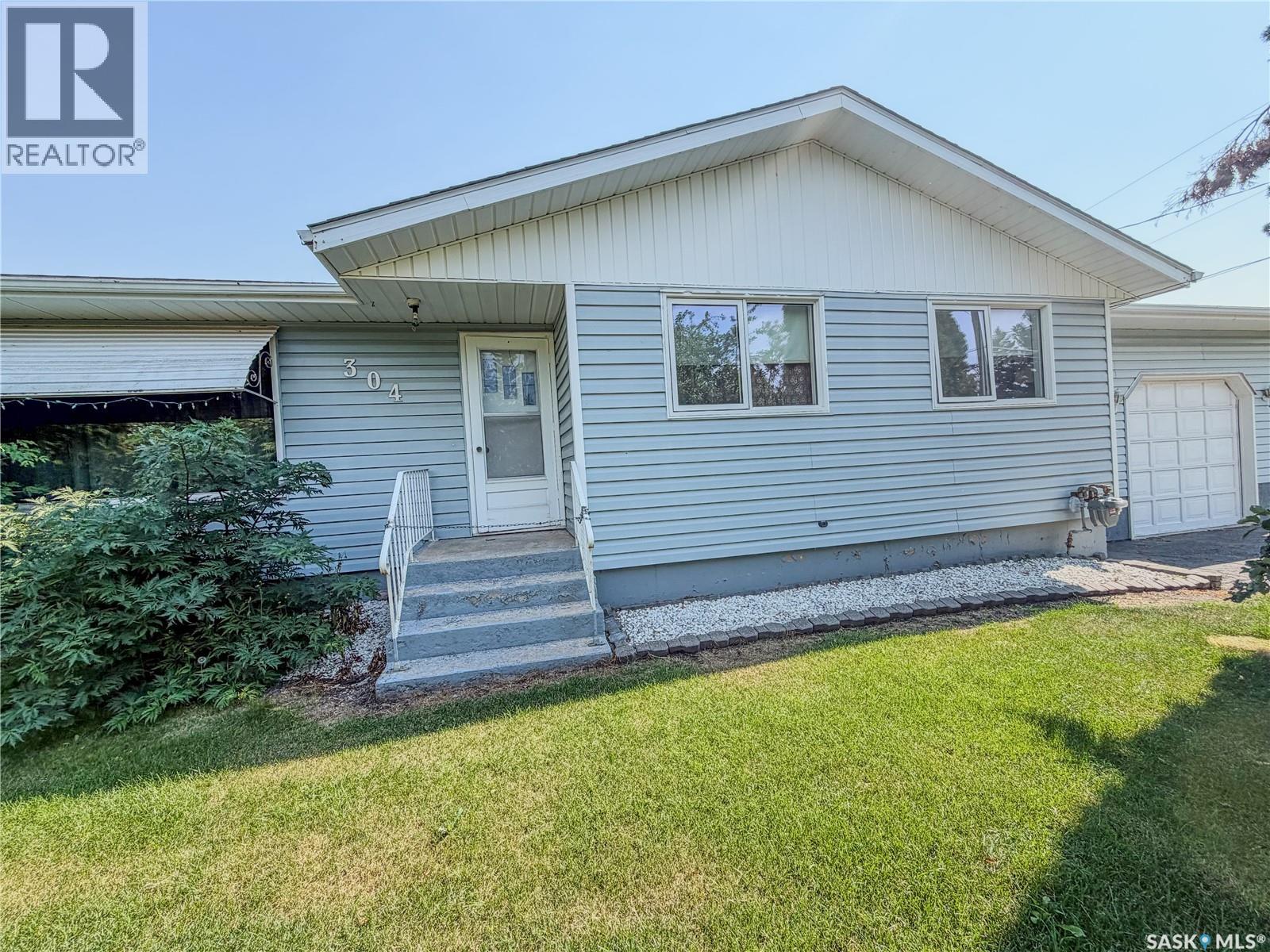 304 Broad Street N, Langenburg, Saskatchewan S0A 2A0 - Photo 1 - SK046544