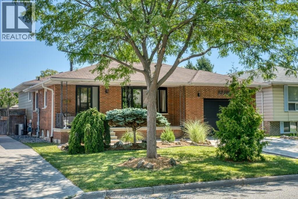 2954 RUSHTON, Windsor, Ontario