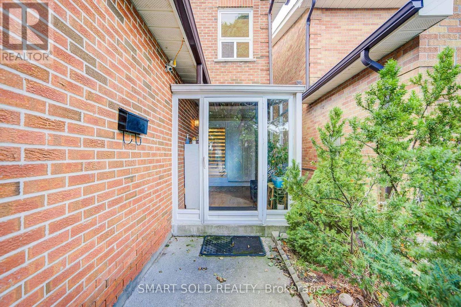 857 Messenger Meadow Drive, Mississauga, Ontario  L5C 3T1 - Photo 2 - W13709054