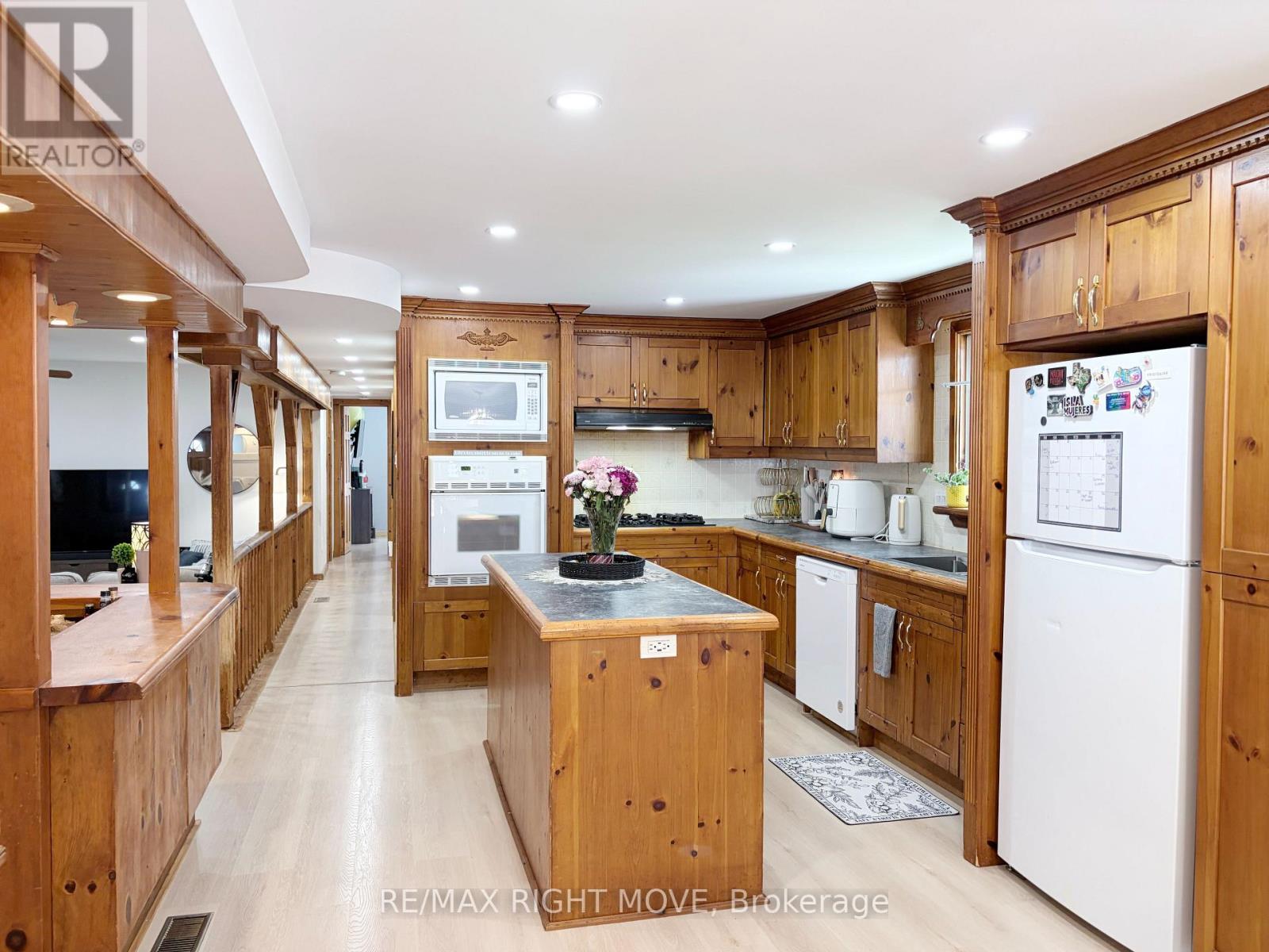 1062 4 Seasons Road, Gravenhurst, Ontario  P0E 1N0 - Photo 11 - X13709086