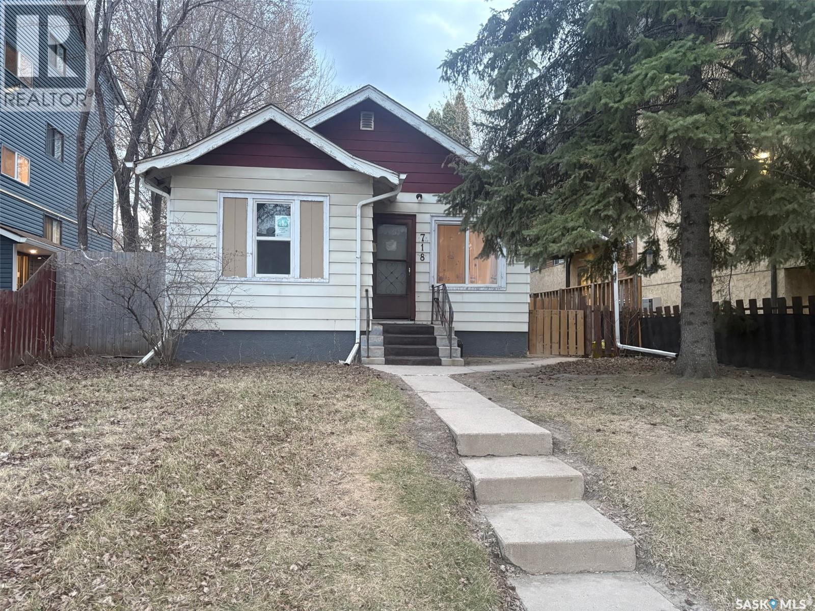 718 8th STREET E photo 1