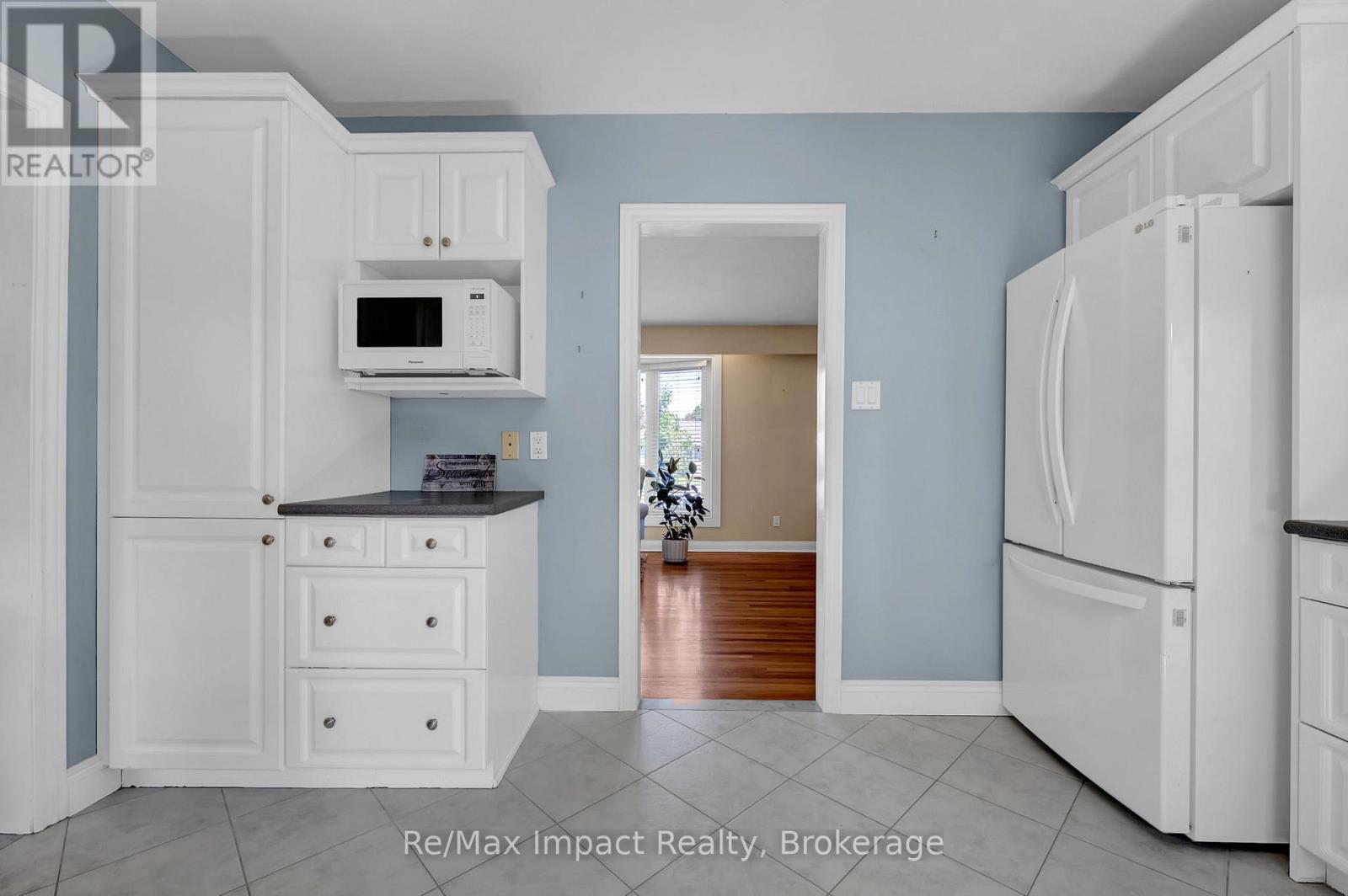 702 Westdale Court, Oshawa, Ontario  L1J 5B5 - Photo 12 - E13709178