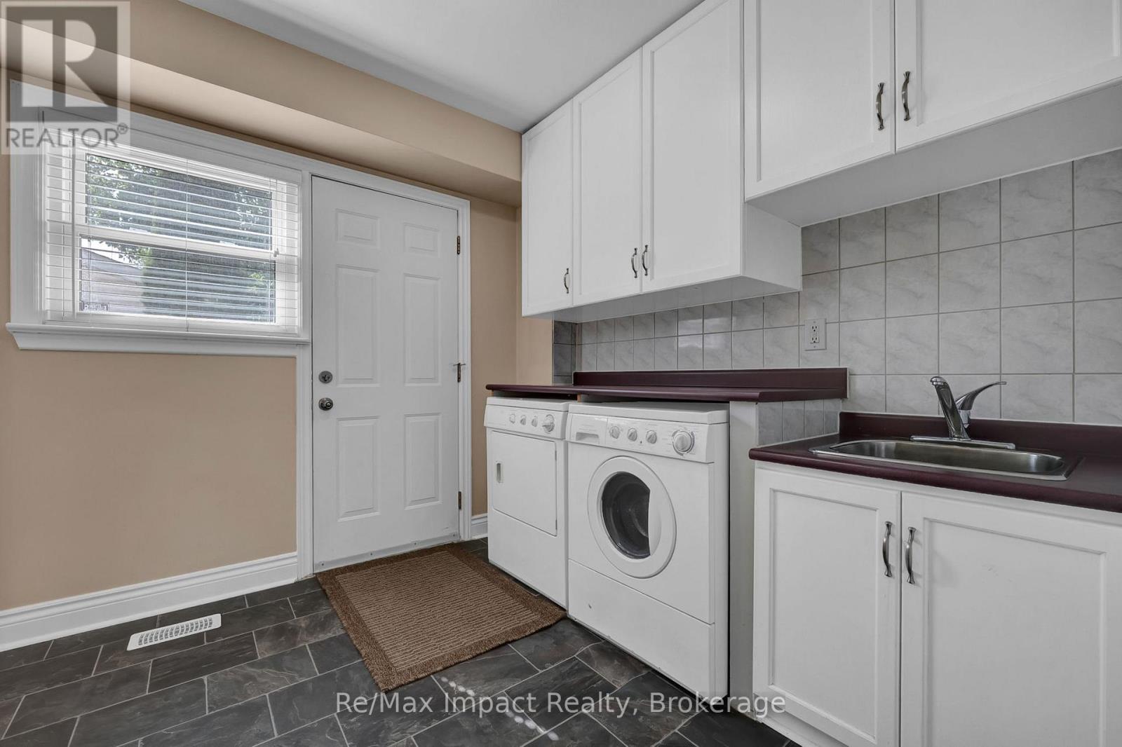 702 Westdale Court, Oshawa, Ontario  L1J 5B5 - Photo 14 - E13709178
