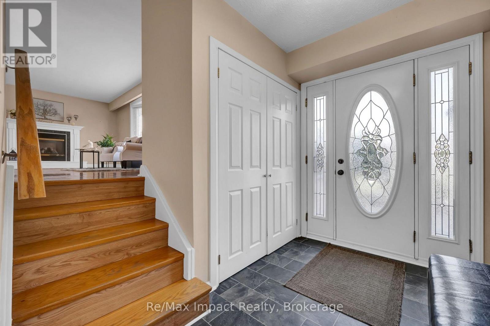 702 Westdale Court, Oshawa, Ontario  L1J 5B5 - Photo 3 - E13709178