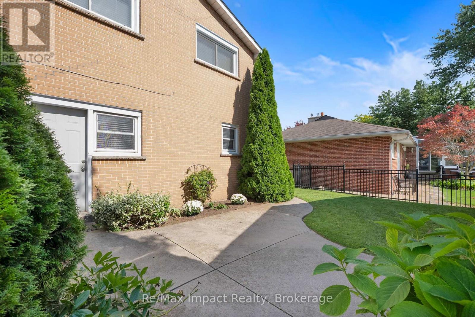 702 Westdale Court, Oshawa, Ontario  L1J 5B5 - Photo 34 - E13709178