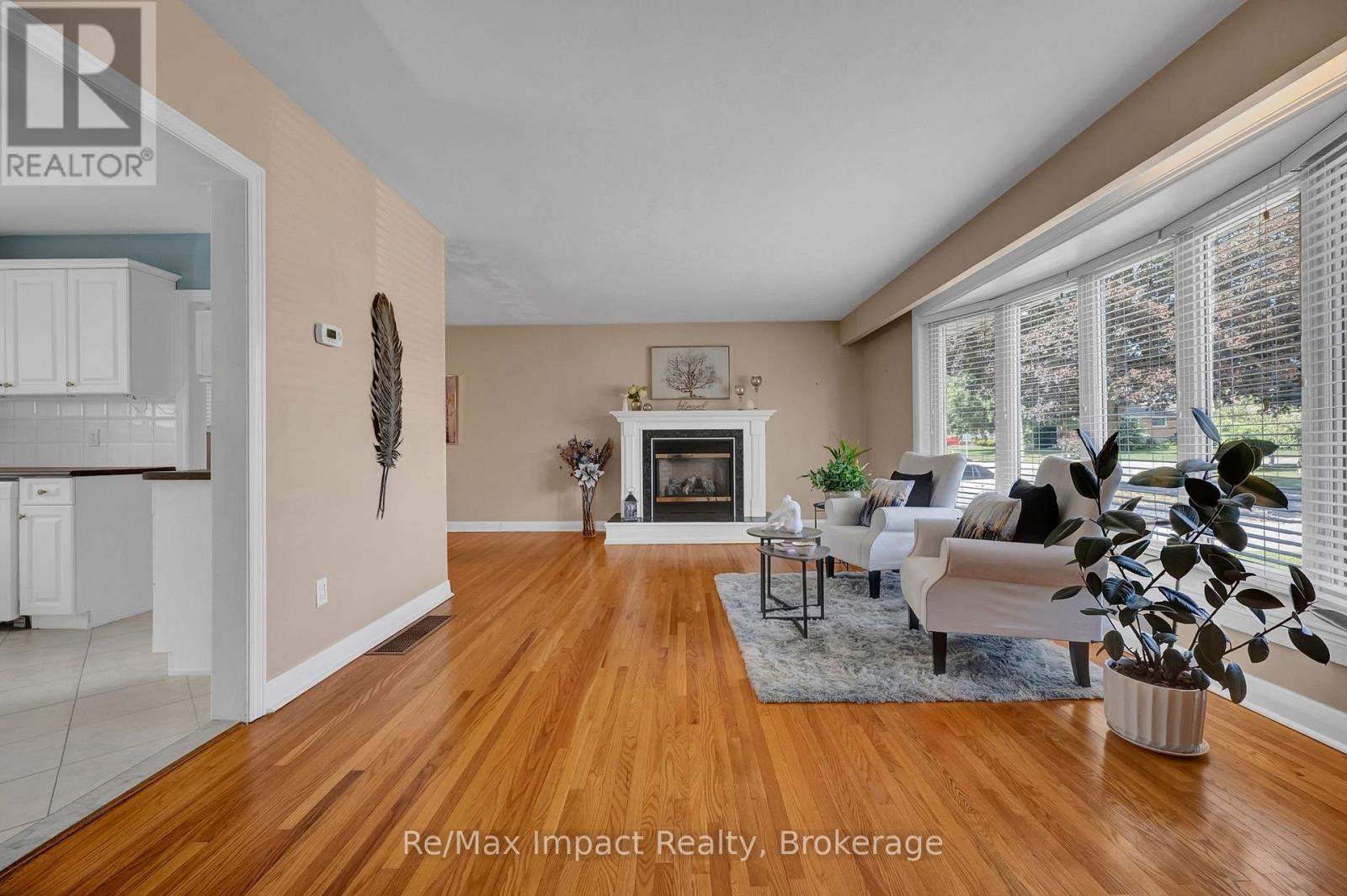 702 Westdale Court, Oshawa, Ontario  L1J 5B5 - Photo 4 - E13709178