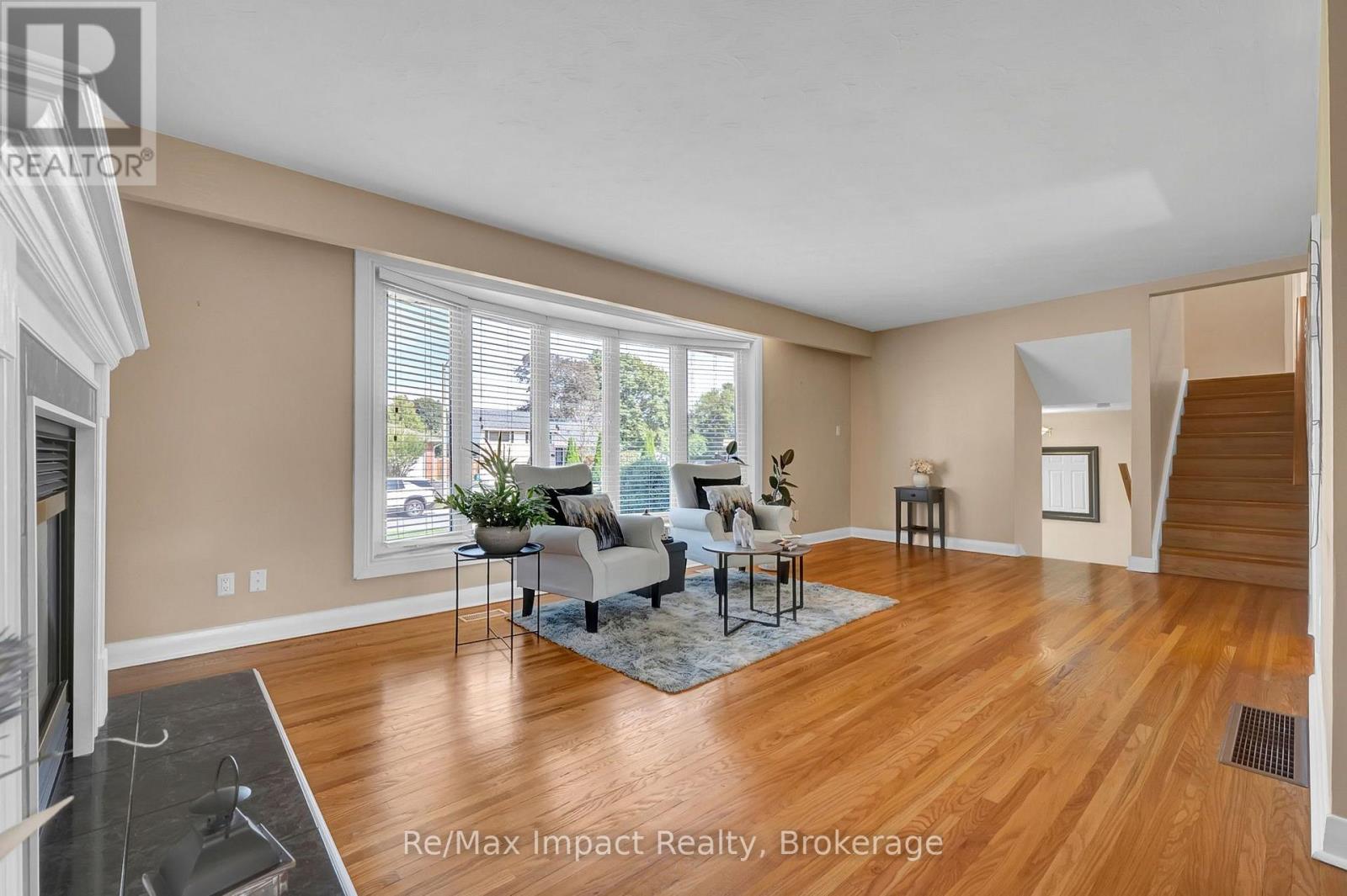 702 Westdale Court, Oshawa, Ontario  L1J 5B5 - Photo 5 - E13709178