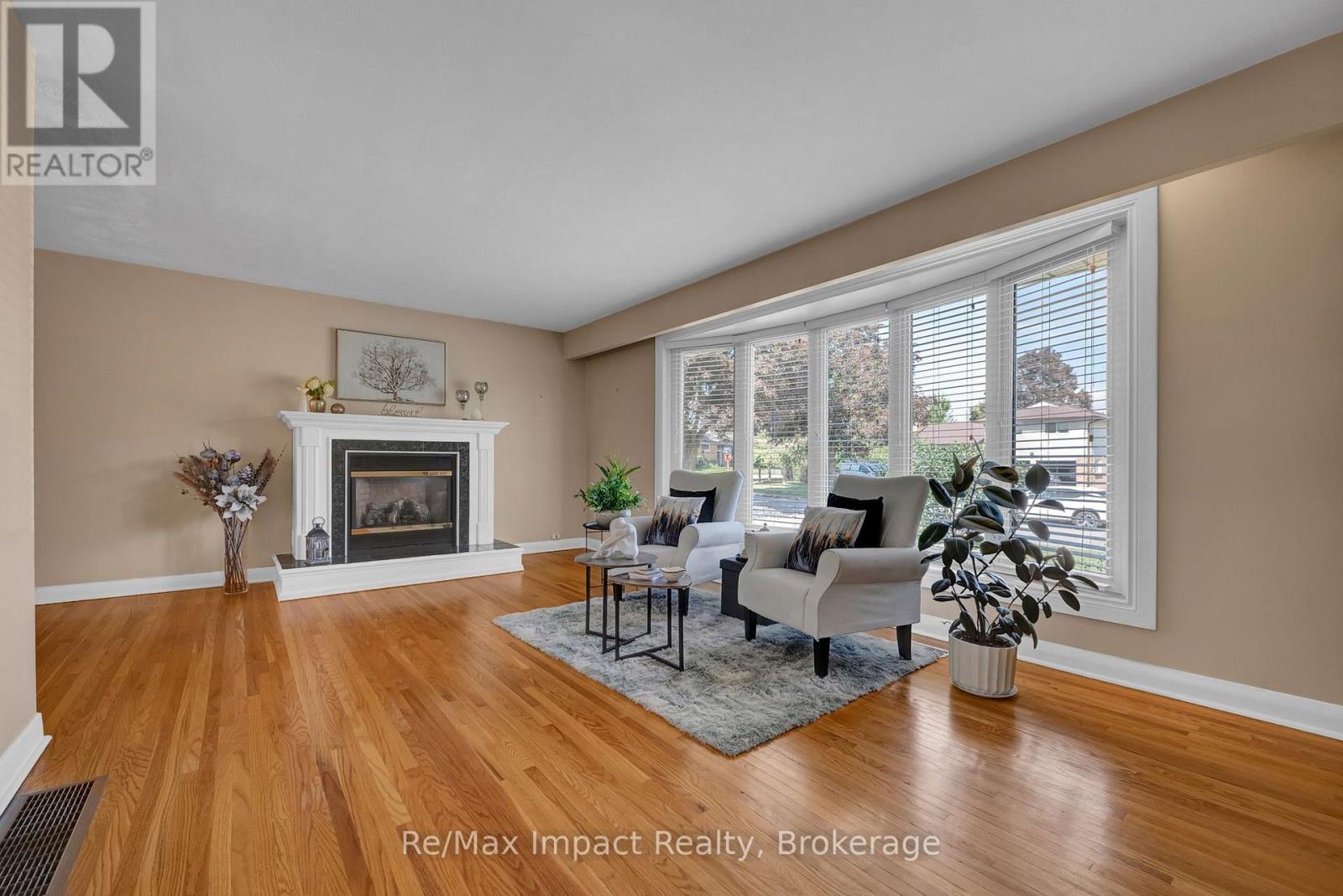 702 Westdale Court, Oshawa, Ontario  L1J 5B5 - Photo 6 - E13709178