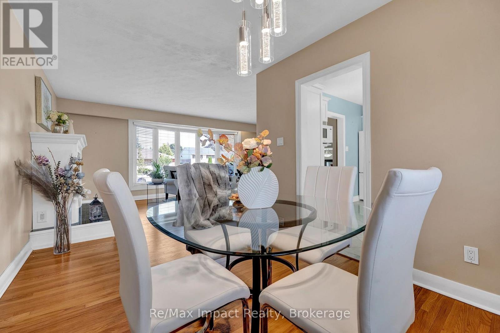 702 Westdale Court, Oshawa, Ontario  L1J 5B5 - Photo 8 - E13709178