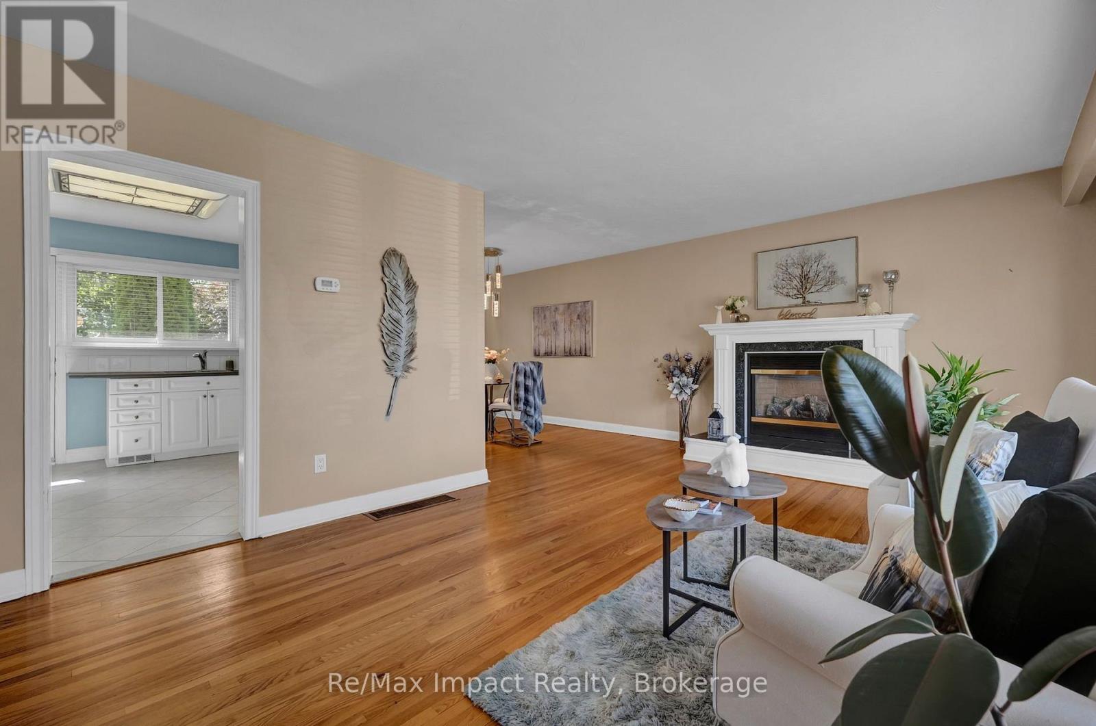 702 Westdale Court, Oshawa, Ontario  L1J 5B5 - Photo 9 - E13709178