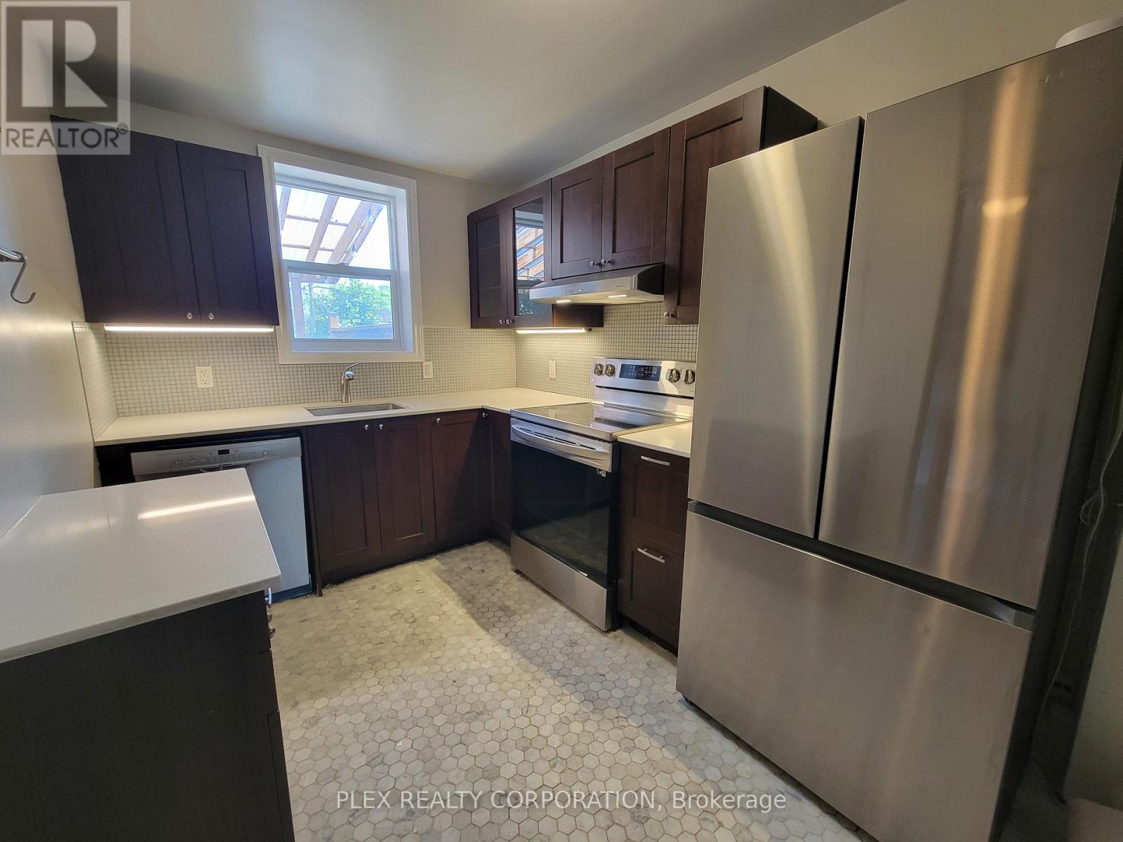 357 Victoria Park Avenue, Toronto, Ontario  M4E 3S9 - Photo 4 - E13709138