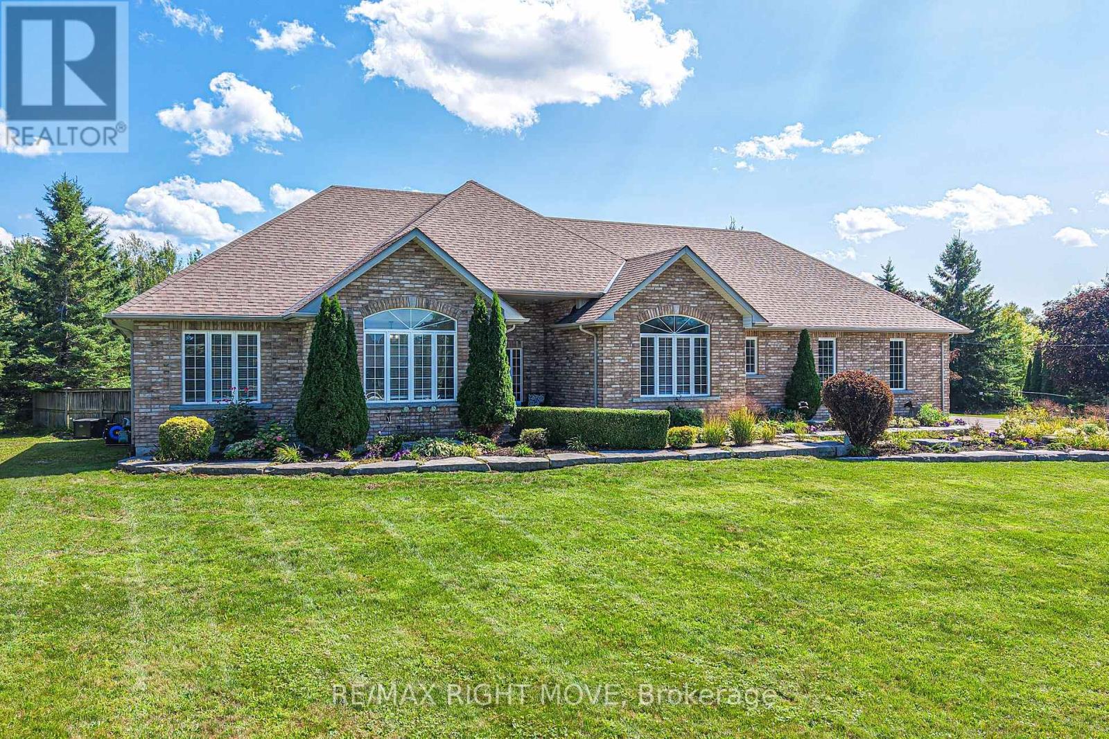 1043 Hurlwood Lane, Severn, Ontario L3V 6H4 - Photo 2 - S13709132