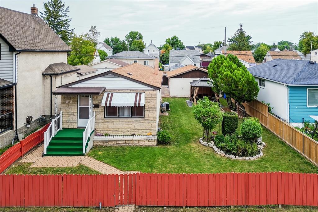 1613 Ross Avenue, Winnipeg, Manitoba  R3E 1E4 - Photo 2 - 202621297