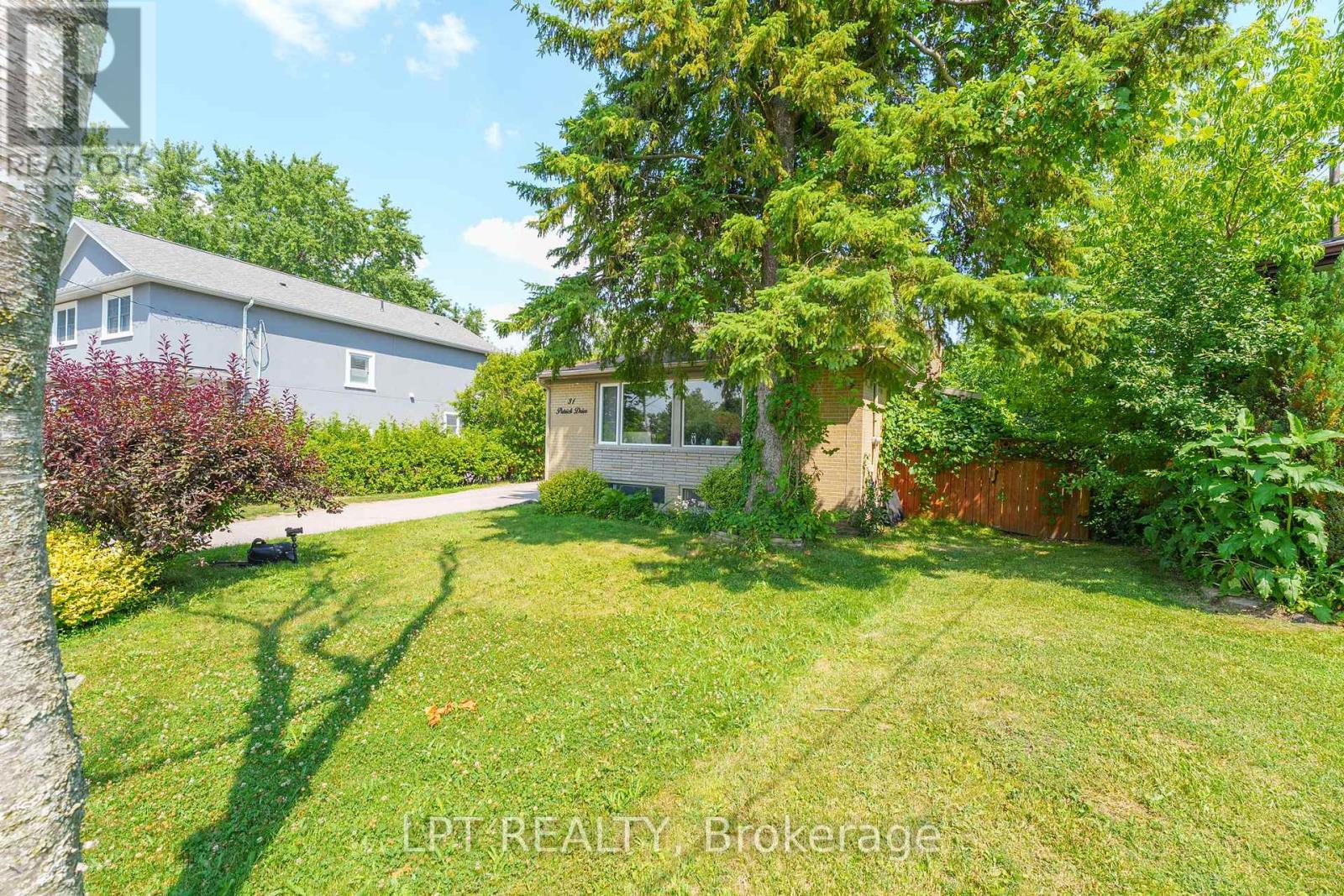 31 Patrick Drive, Aurora, Ontario  L4G 2A6 - Photo 4 - N13709254